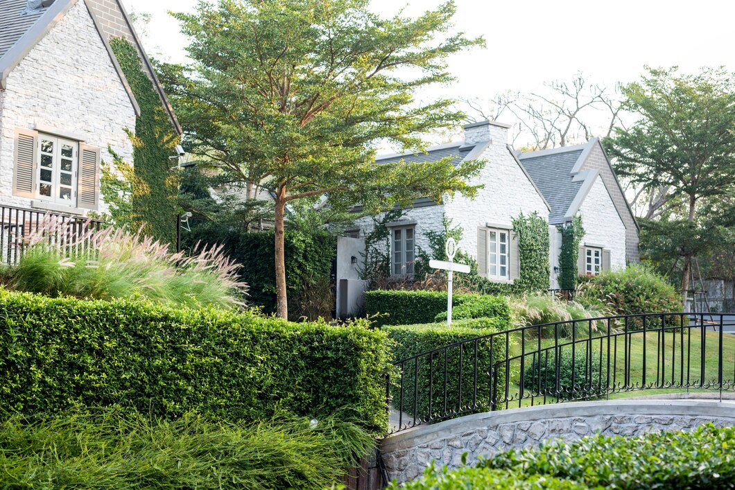 Czy metalowe ogrodzenie jest dobrym wyborem dla twojego zielonego zakątka?