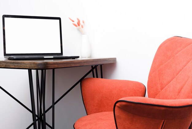 Jak wybór odpowiednio tapicerowanego fotela wpływa na komfort pracy?