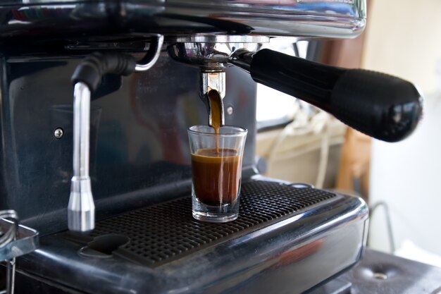 Jak dbać o swój ekspres do kawy, aby służył jak najdłużej?