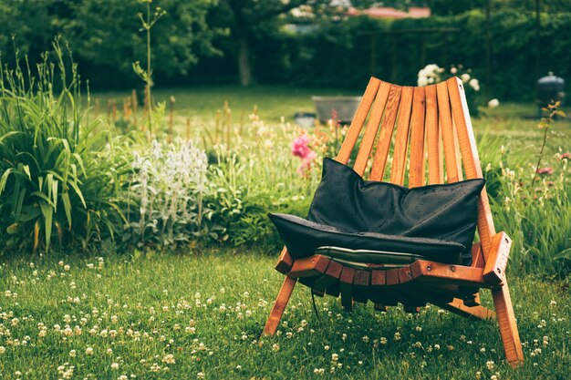 Stwórz swoje miejsce relaksu na świeżym powietrzu: jak wybrać meble, które harmonizują z ogrodową naturą