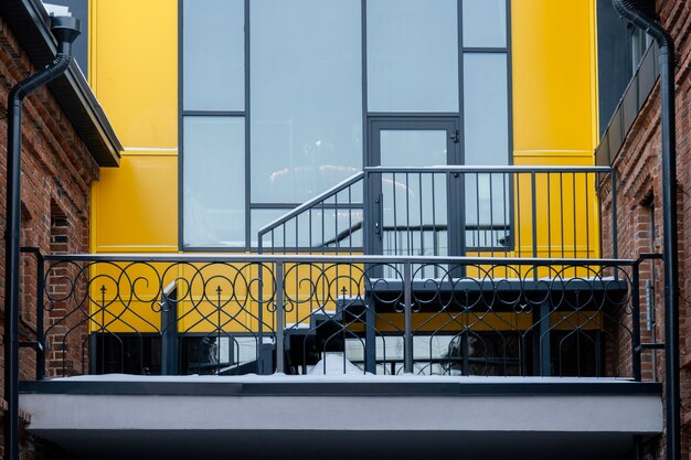Zalety nowoczesnych balustrad stalowych w aranżacji wnętrz i przestrzeni zewnętrznych