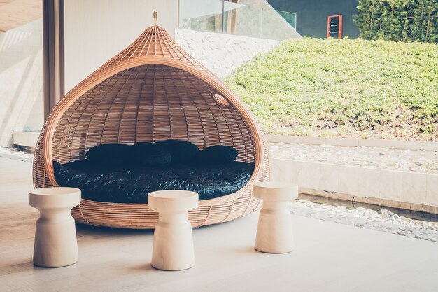 Jakie meble najlepiej sprawdzą się w aranżacji ogrodowej oazy relaksu?